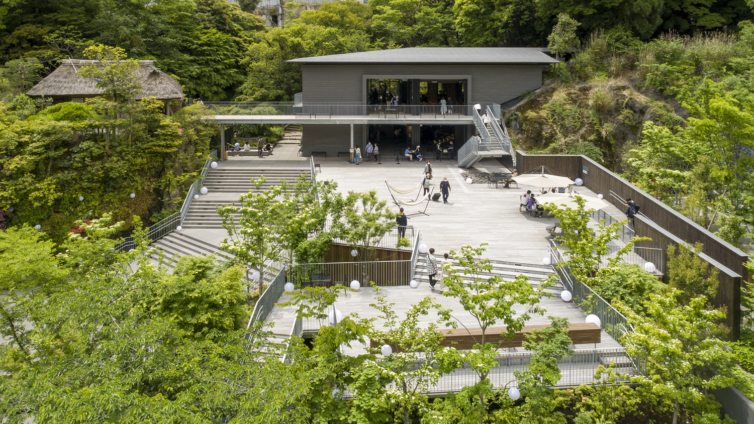 湯河原惣湯 Books and Retreat 玄関テラス