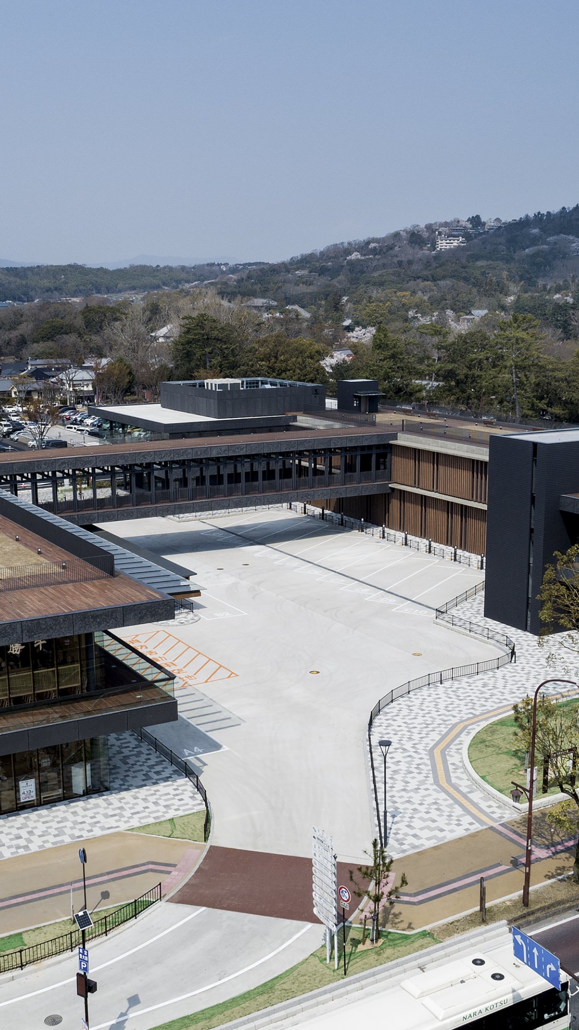 古都に溶け込む発信・交流の庭 奈良公園バスターミナル